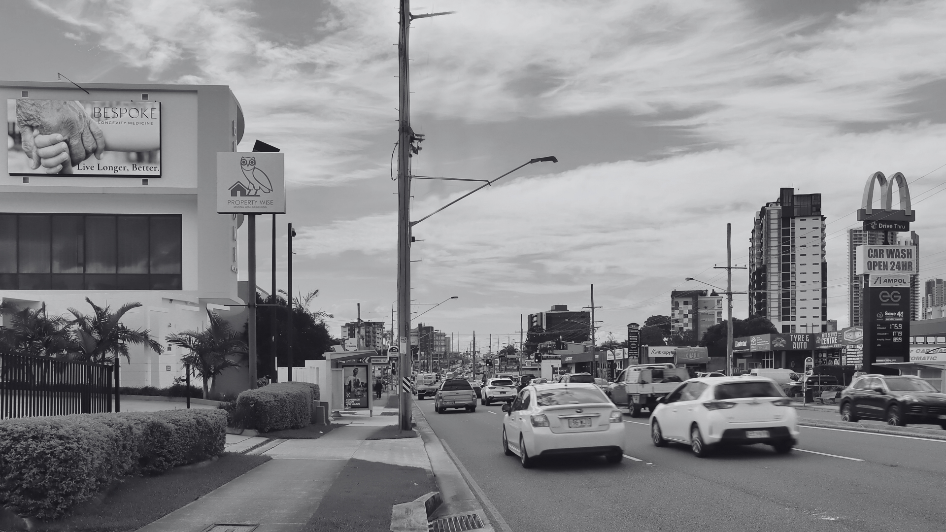 Gold Coast Billboards GCB Ferry Road Bespoke Digital Billboard Greyscale with a busy road and cars driving